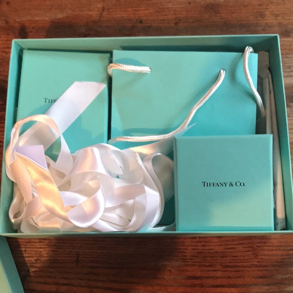 Tiffany & Co. Boxes bag paper and ribbons - Picture 9 of 9